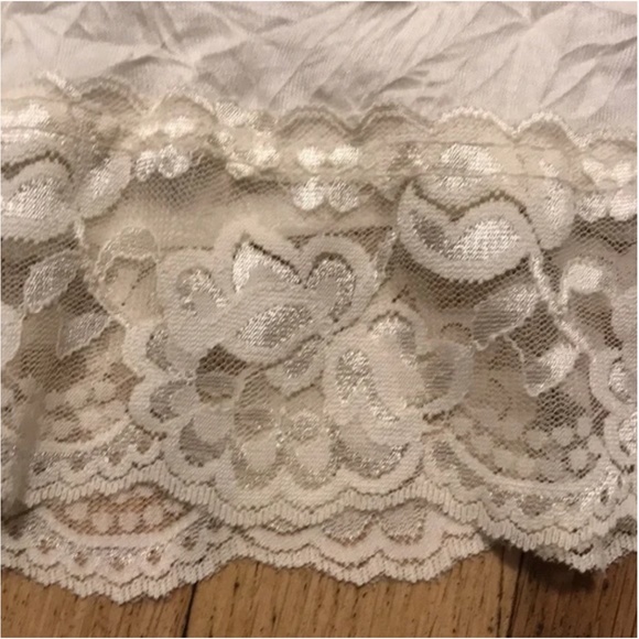 MAURICE • LACE TRIM CRINKLE CAMI CREAM • SZ. SMALL - Picture 2 of 4